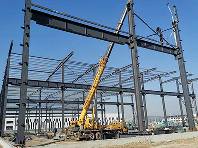 鋼構造工場の建物の建設現場はどのように見えますか
